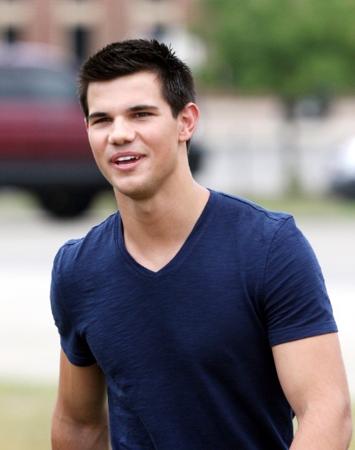 42500, PITTSBURGH, PENNSYLVANIA - Monday July 12, 2010. Taylor Lautner is all smiles on the set of his latest movie, Abduction filming on location in Pittsburgh, Pennsylvania. The typically buff Twilight heartthrob stopped to sign autographs for fans in between takes. Photograph: PacificCoastNews.com