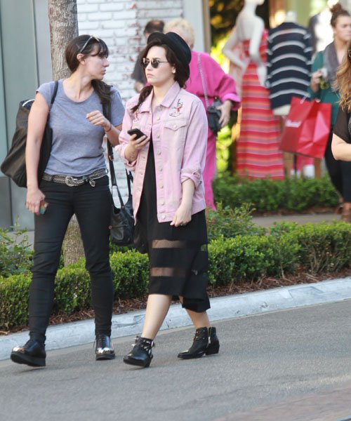 Demi Lovato con falda negra y chaqueta rosa