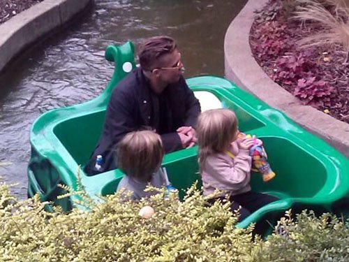 Brad Pitt con los gemelos en Legoland