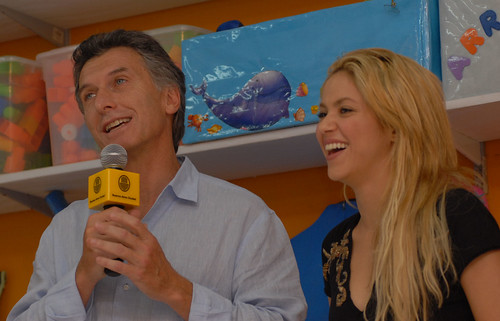 Mauricio Macri recorre con Shakira un Centro de Primera Infancia (1 de 3)