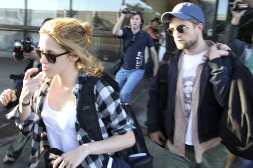 43691, LOS ANGELES, CALIFORNIA - Tuesday August 17 2010. Twilight stars Kristen Stewart and Robert Pattinson arrive into LAX together. The couple were returning from Montreal where Kristen had been filming scenes for Walter Salles' new movie On the Road . Photograph: Kevin Perkins, Pacificcoastnews.com