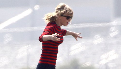 Taylor Swift saltando