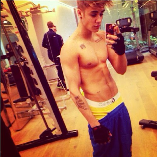 Justin Bieber sin camiseta en el gimnasio