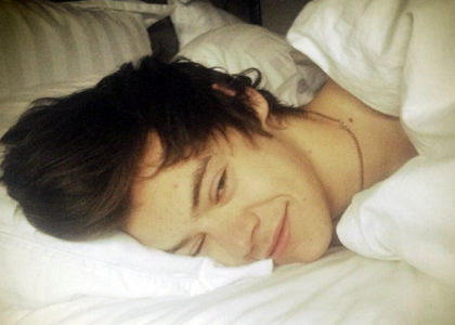 Harry Styles desnudo en la cama