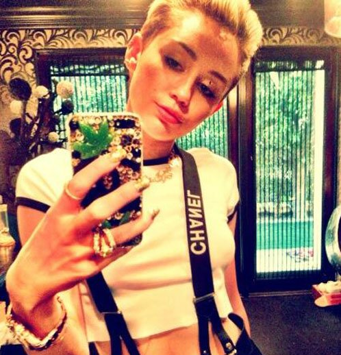 Miley Cyrus y su carcasa de móvil con marihuana