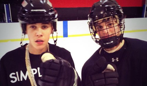 Justin Bieber jugando al hockey
